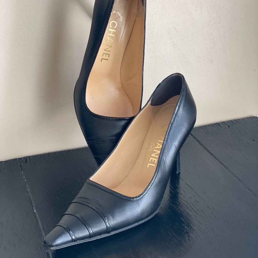 VTG Chanel Black Pumps Heels Leather 37 7 735 CC Pointed Striped 6.5 - Picture 5 of 11